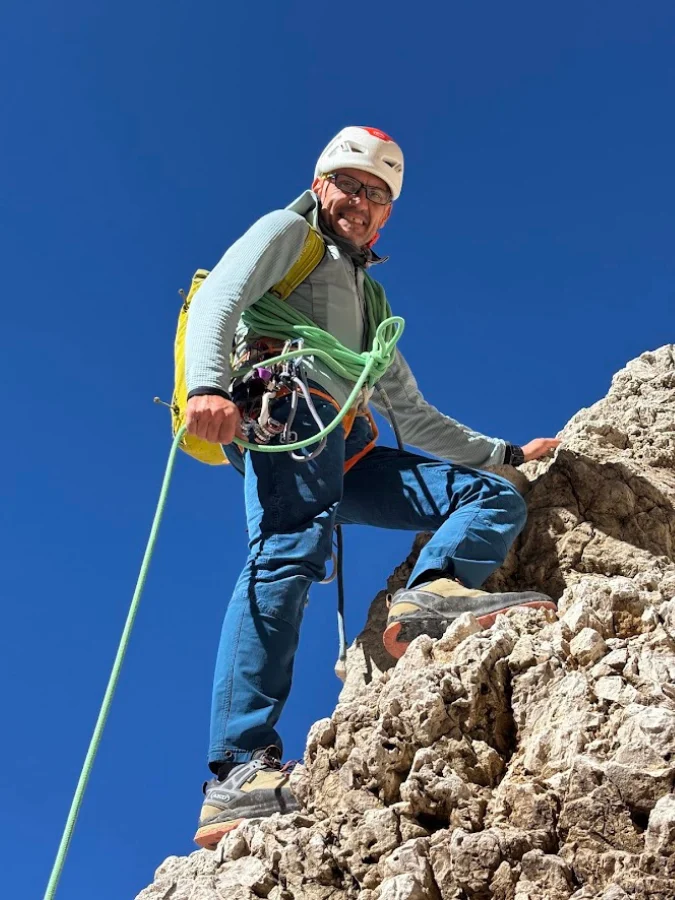 Guida Alpina e Maestro di Alpinismo mentre apre la cordata